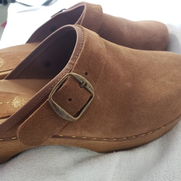 M&C Womens Brown Tan Clogs Suede Size 39 (US 8.5) Made In Spain Buckle Wood Heel - Picture 8 of 15